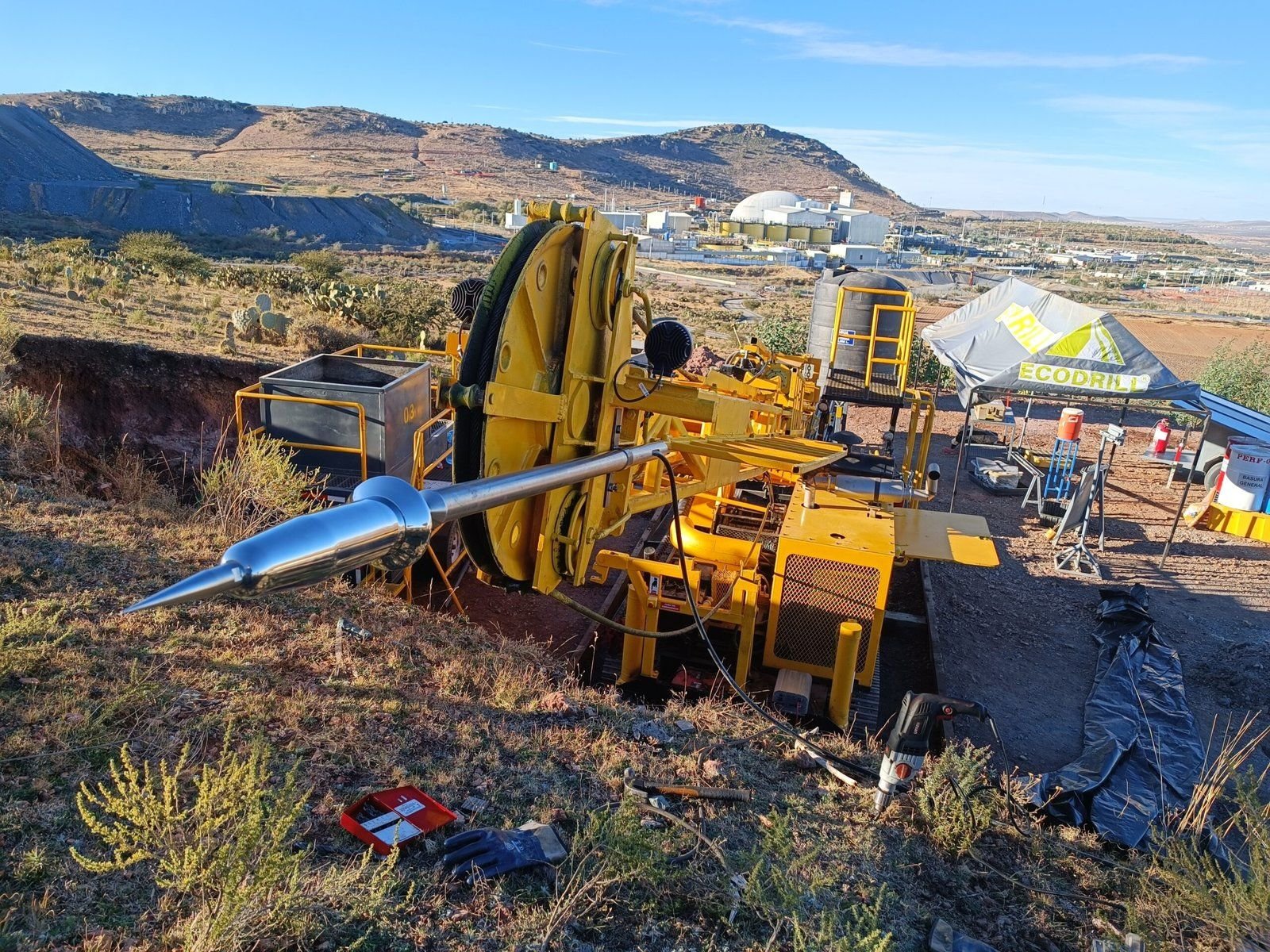Equipo de perforación en obra para la instalación de un sistema de puesta a tierra en zona industrial