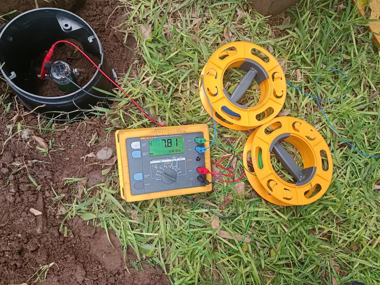 Medición de resistencia de puesta a tierra con telurómetro Fluke en una arqueta de registro