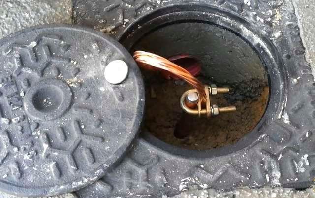 Arqueta de registro con la conexión del conductor a la jabalina