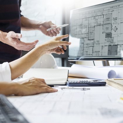 Ingenieros revisando planos de proyecto