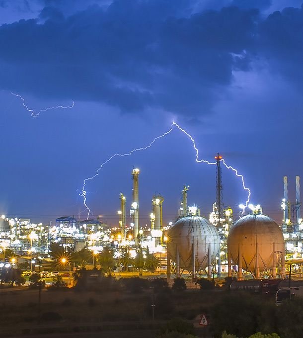 Tanques de almacenamiento de combustible bajo tormenta