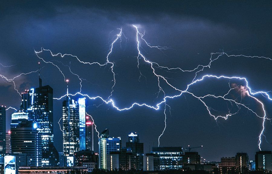 Tormenta eléctrica ramificada sobre el skyline de una ciudad